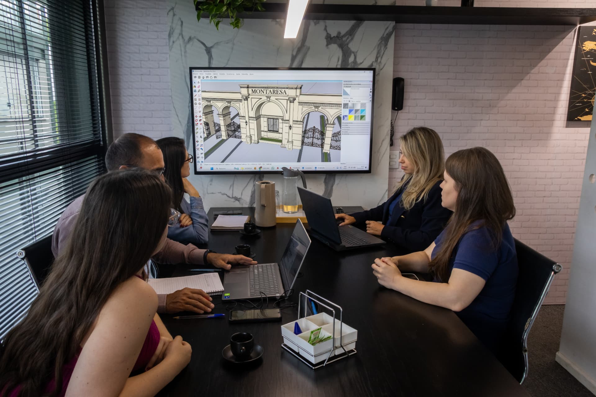 Equipe SteelPRO em reunião de projeto